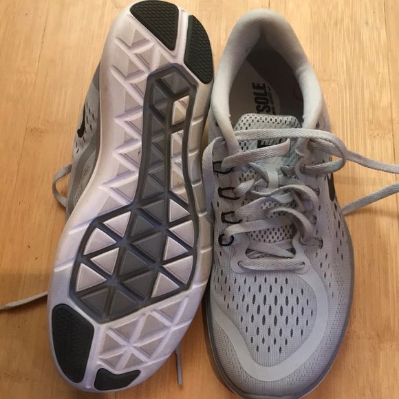 Women’s Nike - Picture 3 of 5